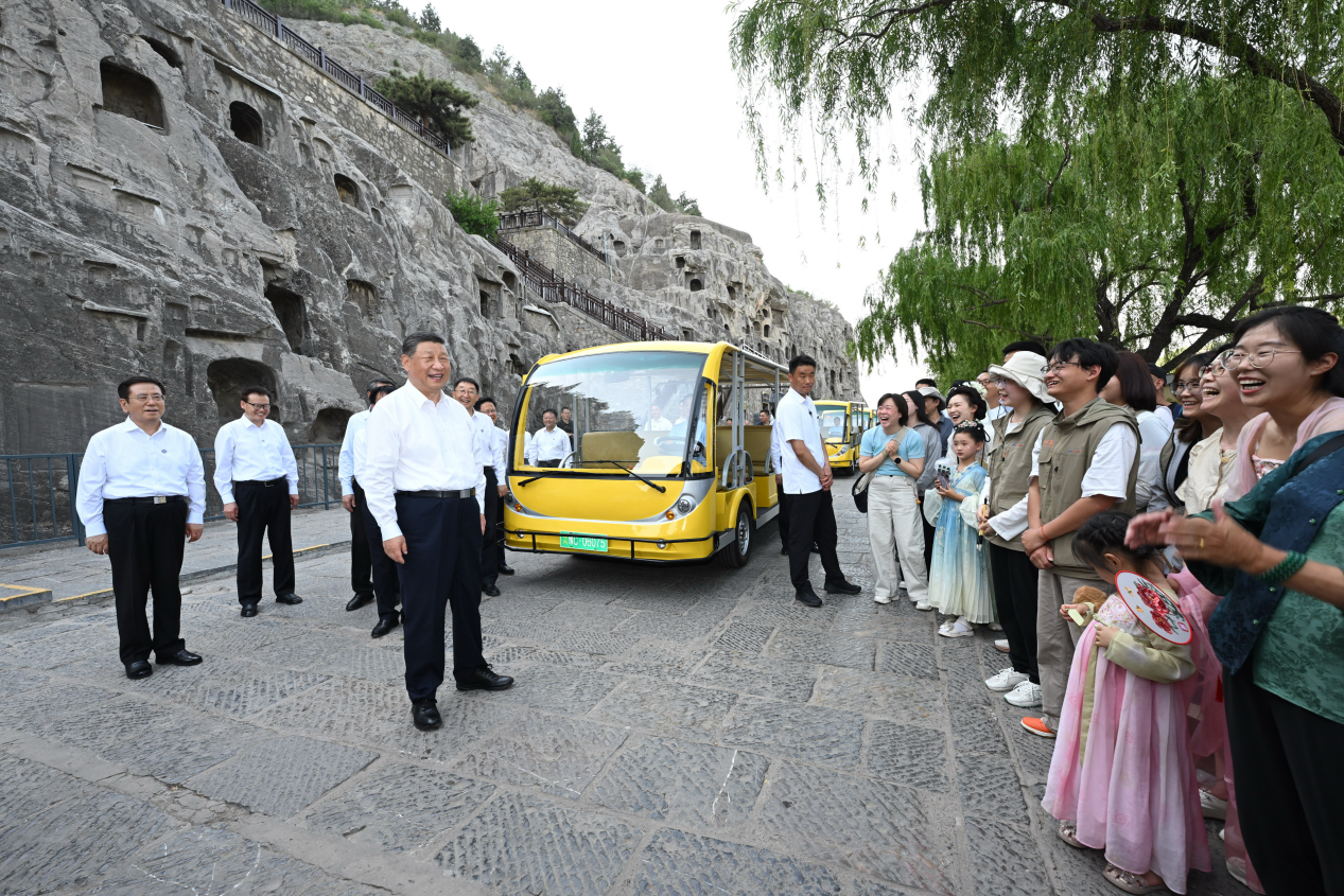 5月19日，習(xí)近平在洛陽(yáng)龍門石窟考察時(shí)，同游客親切交流。