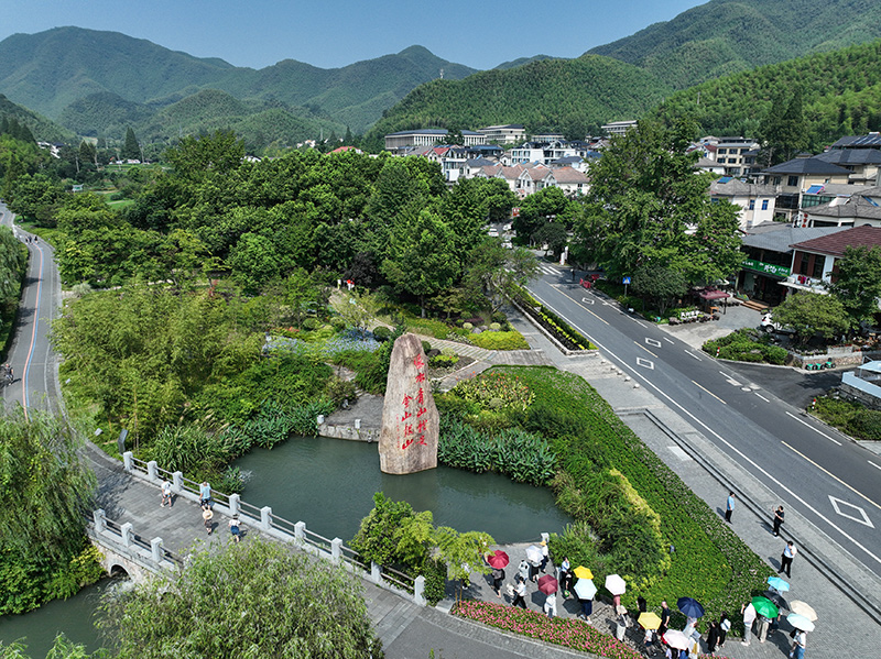 2023年8月11日，游客在浙江安吉余村參觀。
