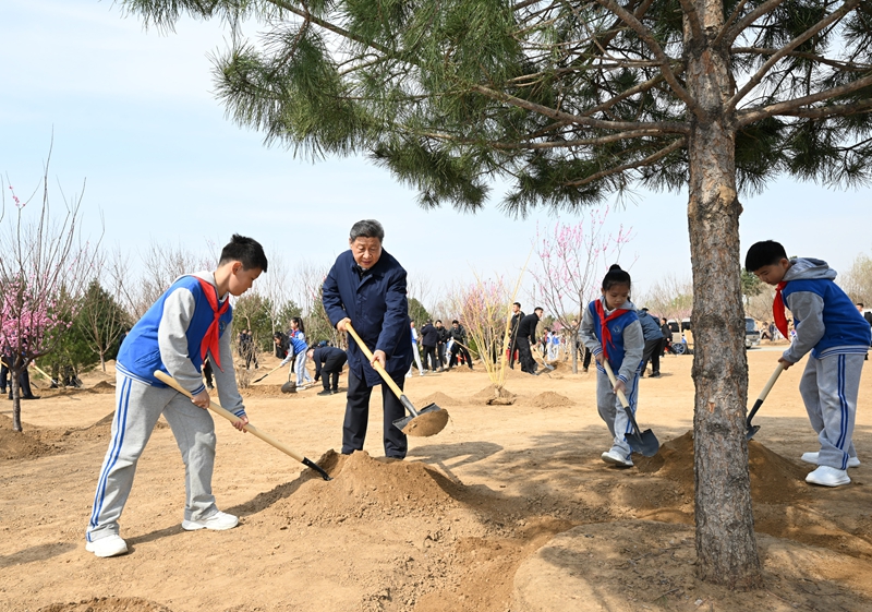 2025年4月3日，習(xí)近平總書(shū)記來(lái)到北京豐臺(tái)區(qū)永定河畔參加首都義務(wù)植樹(shù)活動(dòng)。