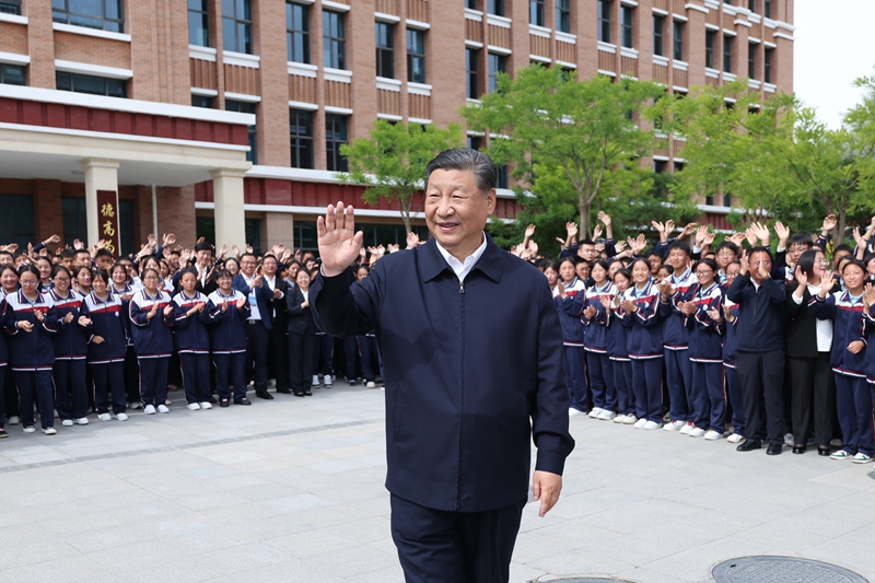 2024年6月18日，習(xí)近平總書記在青海果洛西寧民族中學(xué)考察時(shí)，向師生們揮手致意。