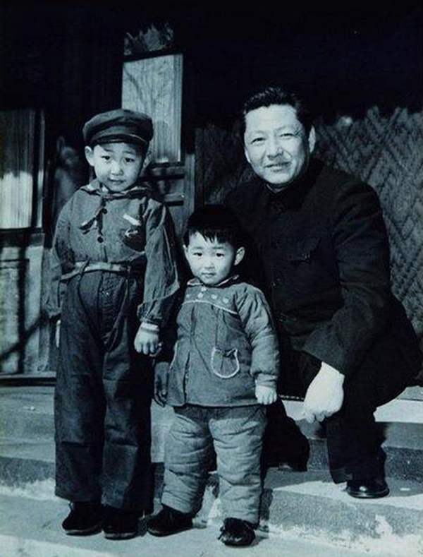 1958年，習(xí)仲勛與兒子習(xí)近平、習(xí)遠(yuǎn)平在一起。