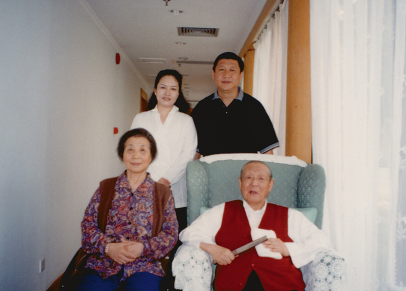 習(xí)近平與夫人彭麗媛同父親習(xí)仲勛、母親齊心的合影。