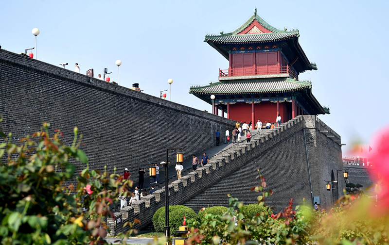 2024年9月16日，游客在河北省石家莊市正定古城游玩。