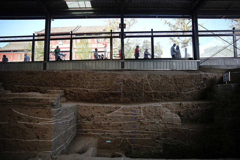 2019年9月7日，人們透過玻璃幕墻看開元寺南廣場(chǎng)遺址考古現(xiàn)場(chǎng)。