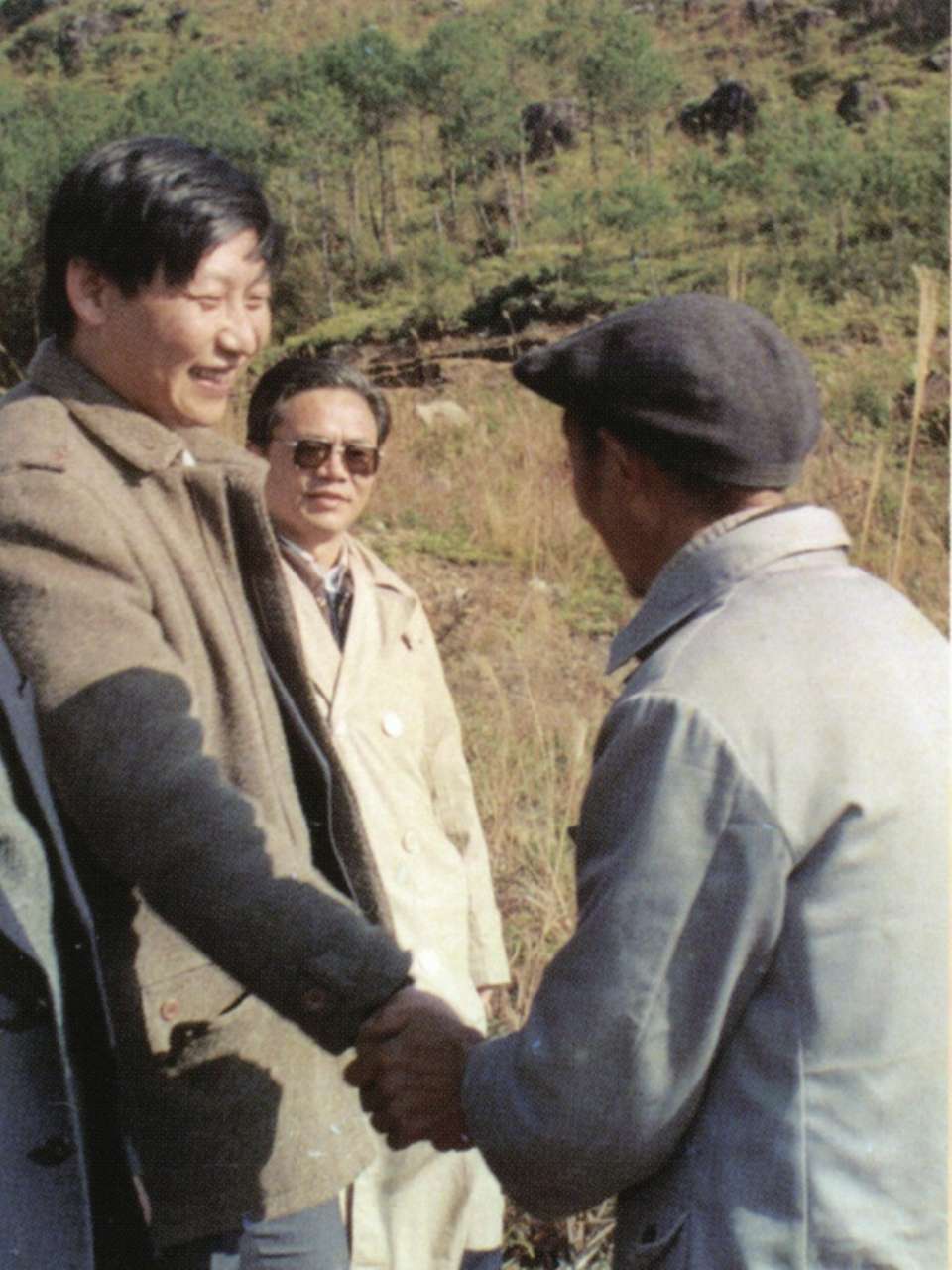 1989年1月，習(xí)近平到周寧縣走訪種林專業(yè)戶。（圖源：《習(xí)近平在寧德》）