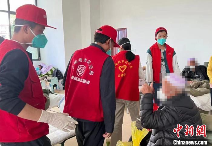 圖為得到妥善安置周到的服務，患者向志愿者豎起大拇指?！∪湛t市委宣傳部供圖