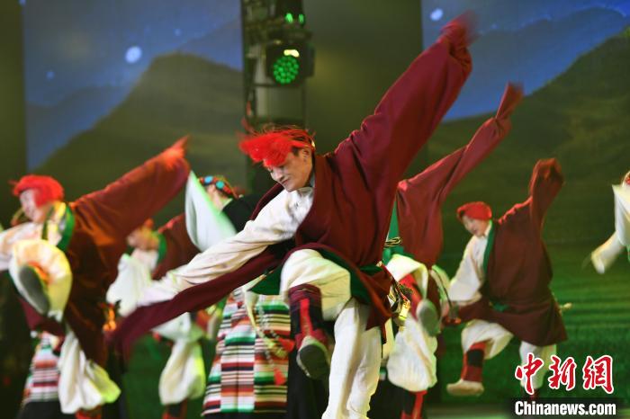 圖為演員在聯(lián)歡晚會(huì)上表演。　貢嘎來松 攝