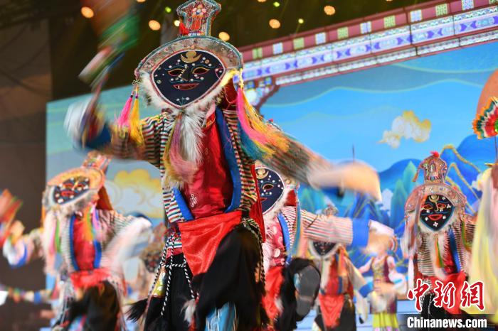 圖為演員在聯(lián)歡晚會(huì)上表演?！∝暩聛硭?攝