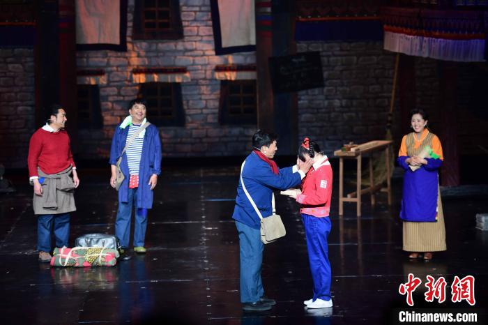 圖為西藏本土話劇《八廓街北院》演出現(xiàn)場(chǎng)?！∝暩聛硭?攝
