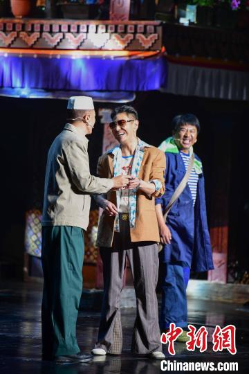 圖為西藏本土話劇《八廓街北院》演出現(xiàn)場(chǎng)?！∝暩聛硭?攝