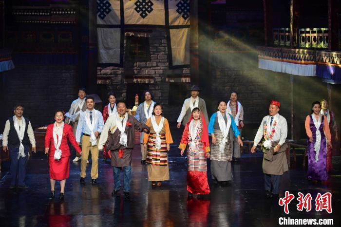 圖為西藏本土話劇《八廓街北院》演出現(xiàn)場(chǎng)?！∝暩聛硭?攝