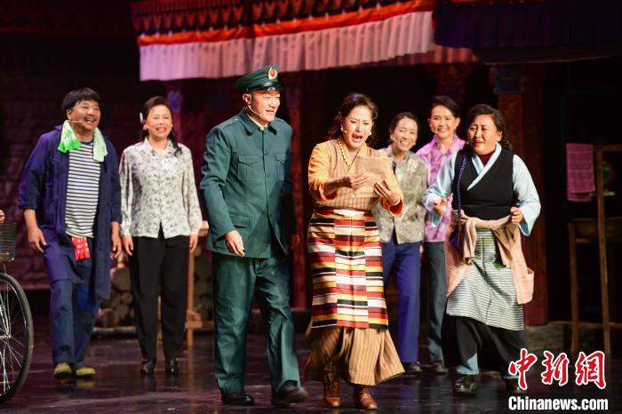 圖為西藏本土話劇《八廓街北院》演出現(xiàn)場(chǎng)?！∝暩聛硭?攝