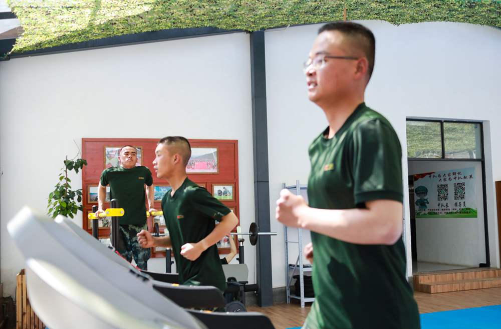 官兵正在新配發(fā)的跑步機(jī)上運(yùn)動(dòng)。