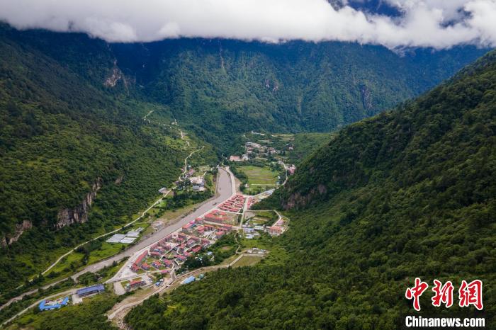 西藏山南勒布溝風(fēng)光?！〗w波 攝