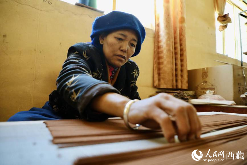 藏香廠的工人們堅(jiān)持手工制作藏香。人民網(wǎng)記者 次仁羅布攝