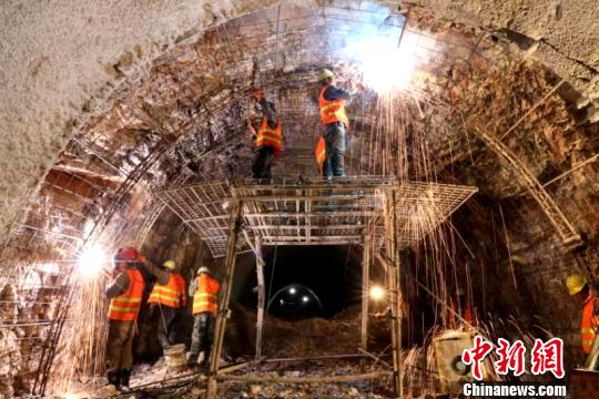 圖為施工人員正在進(jìn)行隧道支護(hù)焊接作業(yè)?！￡悤?攝
