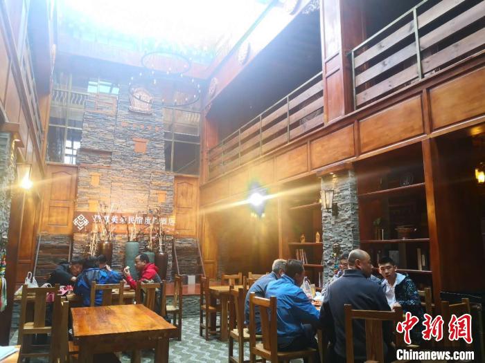 圖為扎尕那的藏式民宿酒店中，游客正在用餐?！∈缝o靜 攝