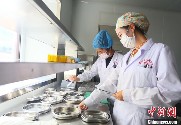 7月下旬，夏河縣人民醫(yī)院醫(yī)生進行手術用具的消毒清潔?！「哒?攝