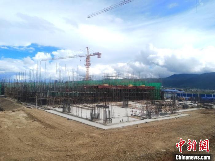 圖為香格里拉站實(shí)現(xiàn)封頂。中國鐵路昆明局集團(tuán)供圖