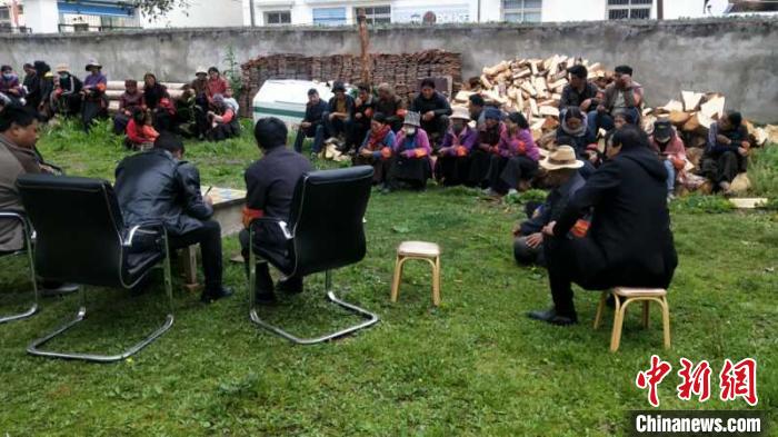 村民接受防火常識(shí)教育。若爾蓋縣林業(yè)和草原局供圖