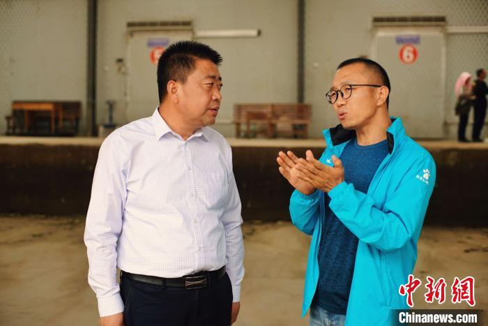 天?？h委書記李鵬(左)接受自媒體“碼頭青年”主編林飛(右)采訪。　闕道華 攝