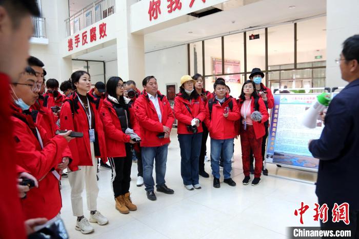 圖為中外媒體采訪三江源國(guó)家公園瀾滄江源園區(qū)生態(tài)保護(hù)成效?！?zhí)砀?攝