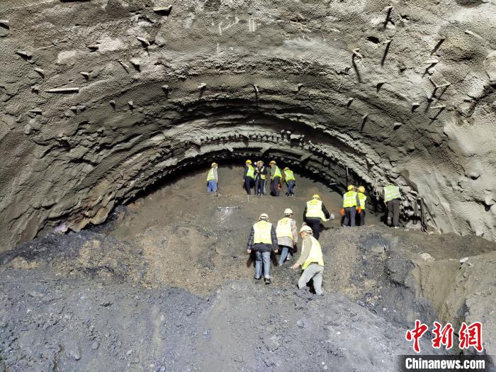 圖為久馬高速查針梁子隧道施工現(xiàn)場?！⊥貔i 攝