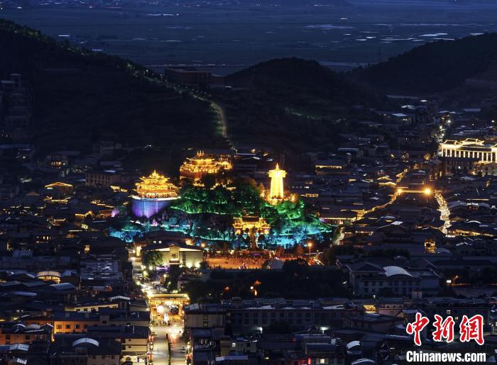 圖為滇藏茶馬古道重鎮(zhèn)獨克宗古城已成為知名旅游景點?！『蜁匝?攝