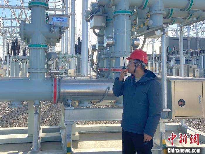 圖為國網(wǎng)青海檢修公司專業(yè)人員在沙柳變電站驗收設(shè)備?！√岂?攝
