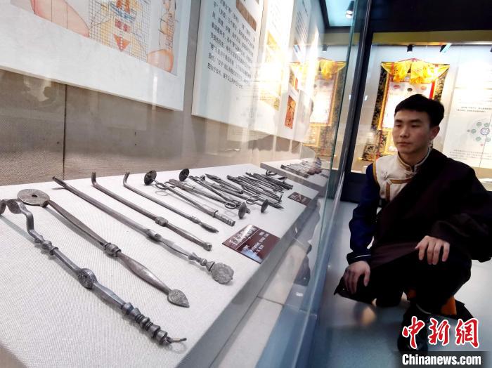圖為陳展的藏醫(yī)手術(shù)器械?！?zhí)砀?攝
