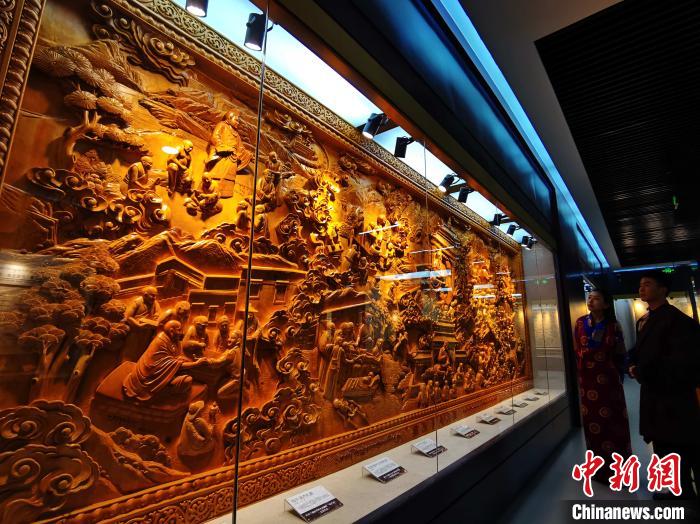 圖為青海大學民族醫(yī)學博物館陳展的歷代知名藏醫(yī)浮雕?！?zhí)砀?攝