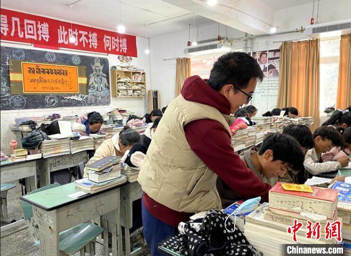 學(xué)生在免費(fèi)輔導(dǎo)班上課?！∧岈敵?攝