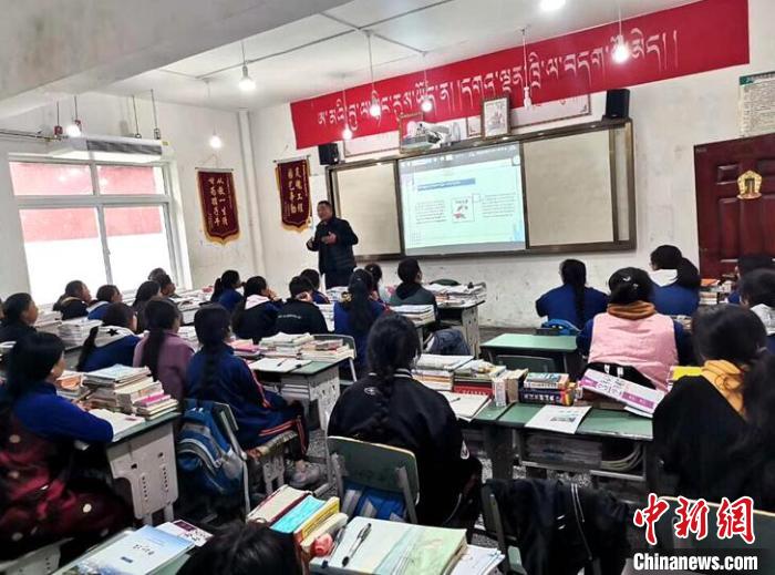 學(xué)生在免費輔導(dǎo)班上課?！∧岈敵?攝