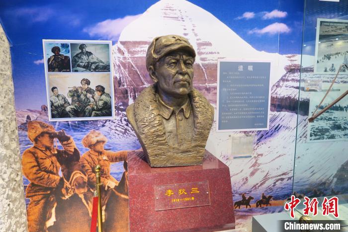 圖為南疆軍區(qū)某合成團1連榮譽室，雕像是進藏先遣英雄連總指揮李狄三?！畛坛?攝