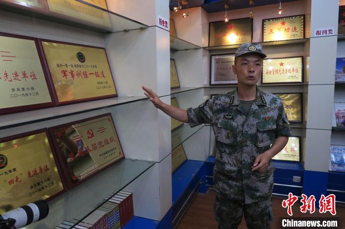 圖為南疆軍區(qū)某合成團1連連長齊楠?！畛坛?攝