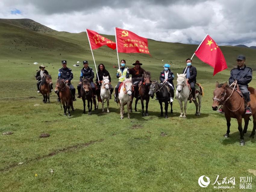 馬背宣講隊。巴登攝