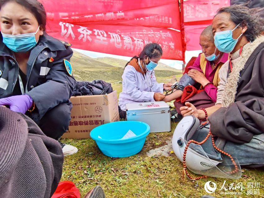 給牧民檢查身體。巴登攝