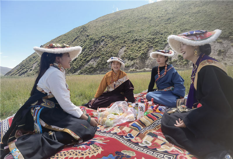 拉姆和她的朋友們在砂場修復(fù)點(diǎn)耍壩子。甘孜州石渠生態(tài)環(huán)境局供圖