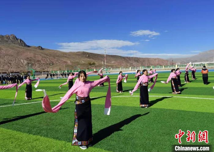 圖為青海師范大學(xué)附屬玉樹實(shí)驗(yàn)學(xué)校學(xué)生在綠茵場(chǎng)跳起囊謙古舞—卓根瑪。　白劼 攝