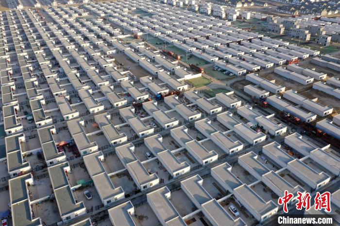 圖為蘭州新區(qū)移民安置區(qū)?！《P 攝