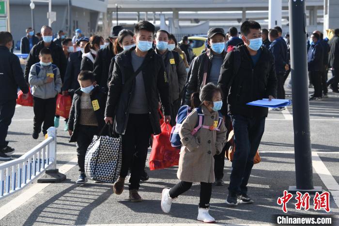 圖為搬遷民眾剛出火車站?！《P 攝