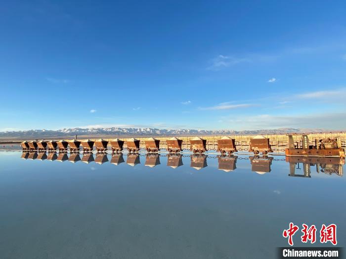 圖為小火車倒影在湖中，湖面如圖明鏡一般?！●R翔 攝
