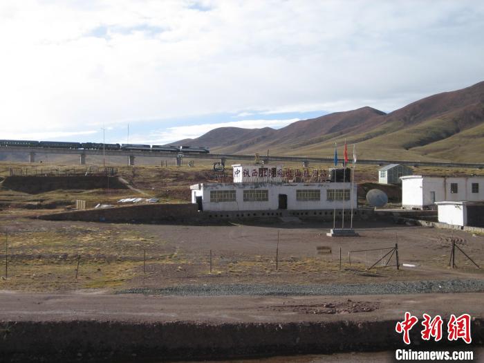 圖為青藏鐵路通車后列車經(jīng)過中鐵西北院風(fēng)火山觀測(cè)站。(資料圖) 中鐵西北科學(xué)研究院供圖