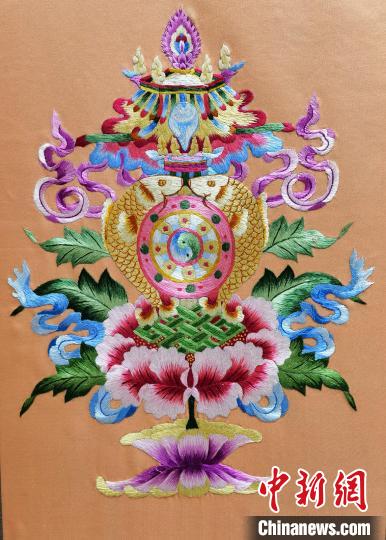 圖為藏繡作品?！∑钤鲚?攝