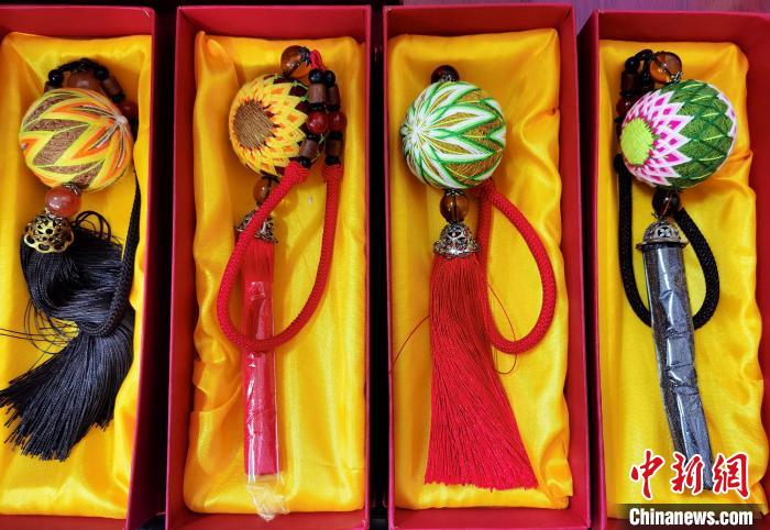圖為藏繡手工藝品?！∑钤鲚?攝