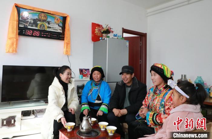 新家是兩層小樓房，一樓布置得充滿現(xiàn)代感，喝著藏式奶茶，一家人聊著今年春節(jié)怎么過?！《∷?攝