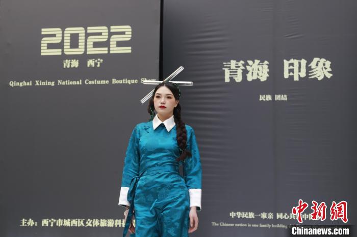 圖為模特展示少數(shù)民族服飾?！●R銘言 攝