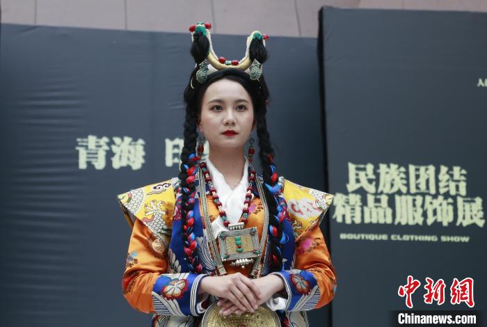 圖為模特展示藏族服飾?！●R銘言 攝