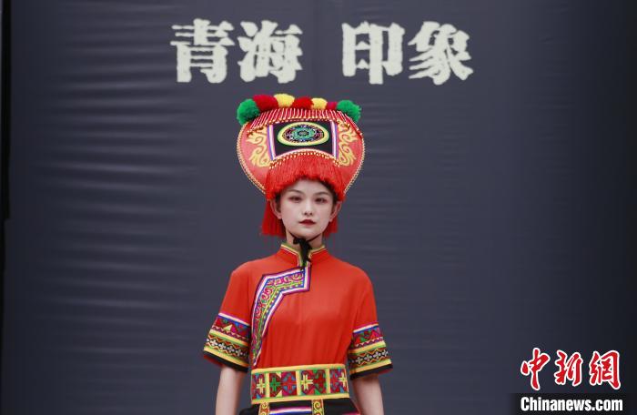 圖為模特展示土族服飾。　馬銘言 攝