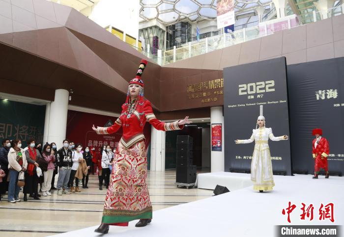 圖為模特身穿民族服飾進(jìn)行走秀。　馬銘言 攝